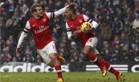 Theo Walcott (kanan), winger Arsenal, merayakan golnya bersama Jack Wilshire saat menghadapi Chelsea di laga Liga Primer Inggris di Stamford Bridge, London, akhir Januari lalu. 