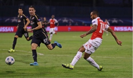 Theo Walcott saat melepaskan tembakan ke gawang Dinamo Zagreb