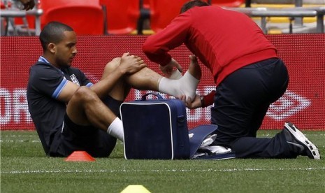 Theo Walcott, winger timnas Inggris, mendapat perawatan saat mengikuti pemusatan pelatihan timnas di Stadion Wembley, London, Jumat (1/6). 