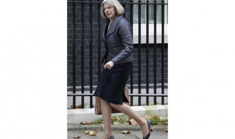 Theresa May saat menghadiri rapat kabinet di 10 Downing Street di London, 29 November 2011. PM Inggris yang baru ini dikenal gemar mengenakan sepatu dengan hak pendek (kitten heels).