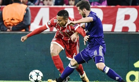 Thiago Alcantara (kiri) berusaha melewati pemain Anderlecht.