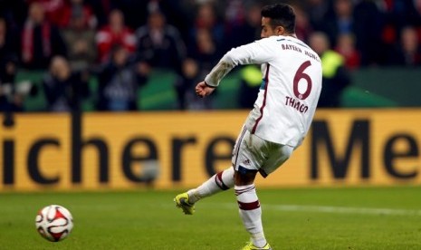 Thiago Alcantara saat melepaskan tendangan penalti penentu kemenangan Bayern Muenchen di semifinal Piala Jerman.