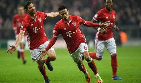 Thiago Alcantara (tengah) pencetak dua gol Bayern Muenchen ke gawang Arsenal.