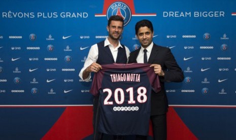 Thiago Motta (kiri) dan Presiden PSG Nasser Al-Khelaifi.