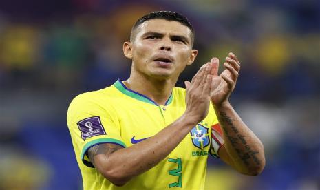  Thiago Silva dari Brasil bertepuk tangan kepada para penggemar setelah memenangkan pertandingan sepak bola babak 16 besar Piala Dunia 2022 antara Brasil dan Korea Selatan di Stadium 974 di Doha, Qatar, Selasa (6/12/2022) dini hari WIB.