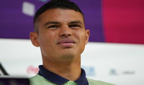  Thiago Silva dari Brazi mendengarkan pertanyaan saat konferensi pers jelang pertandingan sepak bola babak 16 besar Piala Dunia antara Brasil dan Korea Selatan di Doha, Qatar, Ahad, 4 Desember 2022. 