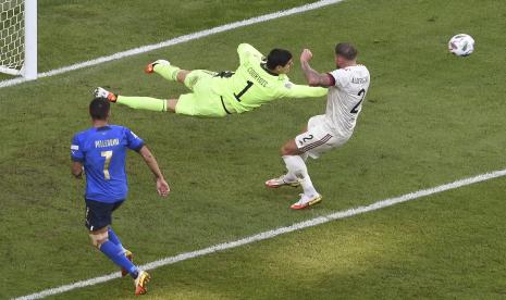 Thibaut Courtois (tengah) kiper Belgia beraksi selama pertandingan sepak bola perebutan tempat ketiga UEFA Nations League antara Italia dan Belgia di Turin, Italia, 10 Oktober 2021.