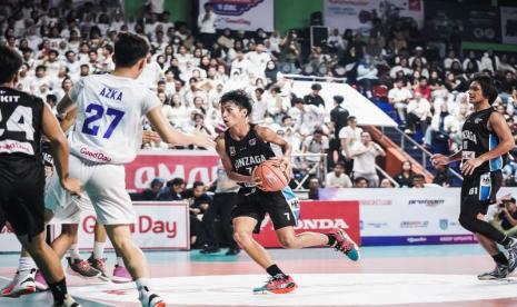 Thierry Jaeden Christian Napitupulu (7) menjadi bintang kemenangan bagi SMA Kolese Gonzaga Jakarta saat melakoni duel sengit melawan SMAN 8 Jakarta pada opening party Honda DBL with Kopi Good Day 2023 DKI Jakarta Series - South Region di GOR Bulungan, Kamis (12/10).