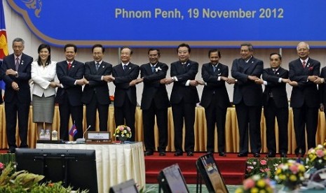 Thirteen leaders hold hands for a family photo at the ASEAN plus Three session of the 21st ASEAN (Association of Southeast Asian Nations) and East Asia summits in Phnom Penh November 19, 2012. Indonesian President Susilo Bambang Yudhoyono hold bilateral me