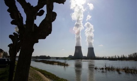 This March 27, 2007 file photo shows the Belleville-sur-Loire's nuclear plant, across the Loire river, central France. 