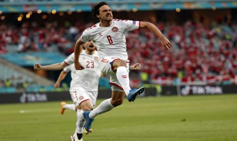 Thomas Delaney dari Denmark merayakan skor 1-0 pada pertandingan perempat final UEFA EURO 2020 antara Republik Ceko dan Denmark di Baku, Azerbaijan, 03 Juli 2021. 