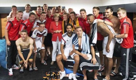 Thomas Mueller dan kawan-kawan merayakan kemenangan 4-0 atas Portugal bersama Kanselir Angela Merkel