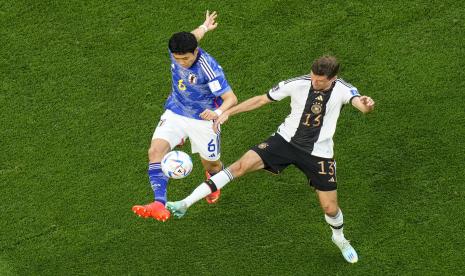 Gelandang andalan Timnas Jepang Wataru Endo (kiri) beraksi saat menghadapi Jerman. Jepang membantai Jerman 4-1.