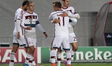 Thomas Mueller (kanan) berpelukan dengan Xherdan Shaqiri usai Bayern Muenchen mengalahkan CSKA MOskow 1-0.