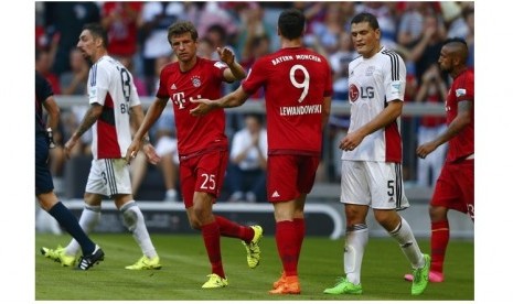 Thomas Mueller (kedua dari kiri) usai membobol gawang Bayer Leverkusen.