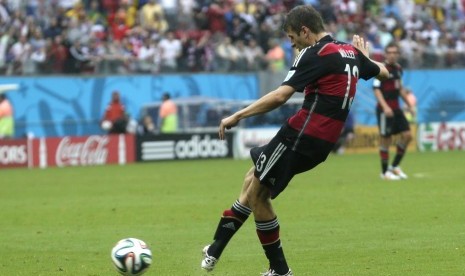 Thomas Mueller mencetak gol ke gawang Amerika Serikat