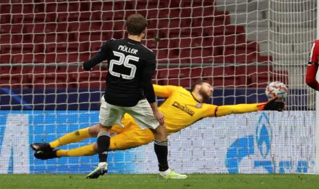 Thomas Mueller mencetak gol penyama kedudukan 1-1 pada laga Bayern Muenchen kontra Atletico Madrid. 