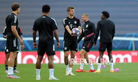 Thomas Mueller (tengah) dan rekan setimnya saat sesi latihan Bayern Munich di Lisbon, Portugal (18/8/ 2020). Bayern Munich akan menghadapi Olympique Lyon di semi final UEFA Champions League pada 19 Agustus.