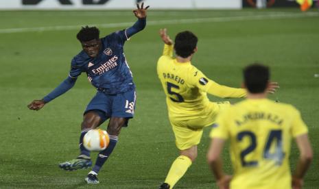 Thomas Partey dari Arsenal, kiri, beraksi selama pertandingan sepak bola leg pertama semifinal Liga Europa antara Villarreal dan Arsenal di stadion Estadio de la Ceramica di Villarreal, Spanyol, Kamis, 29 April 2021.