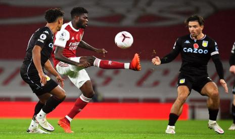 Thomas Partey (kedua kiri) saat membela Arsenal melawan Aston Villa. 