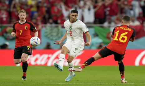 Pemain timnas Belgia Thorgan Hazard (kanan) menghadang Achraf Hakimi dari Maroko selama pertandingan sepak bola Grup F Piala Dunia antara Belgia dan Maroko, di Stadion Al Thumama di Doha, Qatar, Ahad, 27 November 2022. 