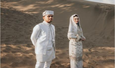 Thoriq Halilintar (kiri) dan Aaliyah Massaid (kanan). Thoriq dan Aaliyah membagikan foto prewedding-nya di media sosial.