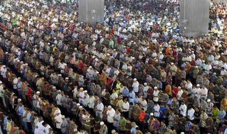 Thousands of Muslim perform Friday prayer during fasting month in 2012. (file photo)