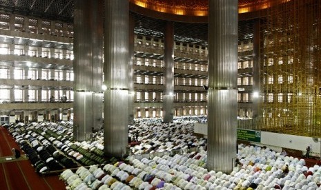 Thousands of Muslim perform Ied prayer in Mosque Istiqlal in Jakarta. Indonesia no has the first Islamic news agency called Mi'raj News Agency (MINA), which determined to bring forward the truth, justice, peace, and honesty based on Islam in its news. (ill