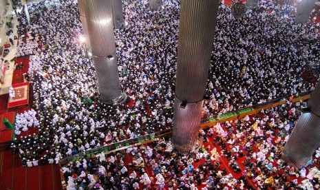 Thousands of Muslims commemorate Nuzulul Quran in Istiqlal in Jakarta on Friday night. Nuzulul Quran is the first time Prophet Muhammad PBUH receives God's revelation through angel Gabriel, on 17th day of Ramadan, 14 century ago. (illustration)