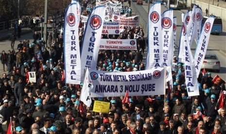 Thousands of Turkish workers march to protest against labor and economic policies of prime minister Recep Tayyip Erdogan's government, in Ankara, Turkey, Friday, Jan. 24, 2014. 