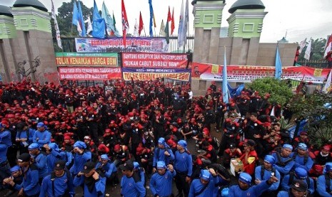 Thousands of workers hold a rally to reject fuel price increase. (illustration)