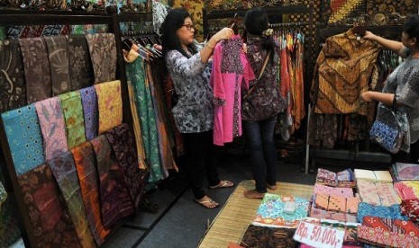 Some women look for items sold in a small and medium enterprise booth in Semarang, Central Java. (file photo)