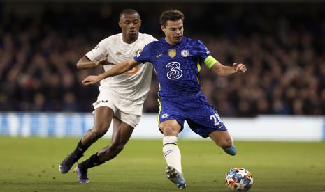 Tiago Djalo dari Lille berebut bola dengan Cesar Azpilicueta dari Chelsea, kanan, pada pertandingan leg pertama babak 16 besar Liga Champions antara Chelsea dan LOSC Lille di stadion Stamford Bridge di London, Selasa, 22 Februari 2022.