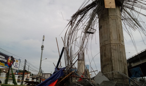 Tiang girder Tol Bekasi-Cawang-Kampung Melayu (Becakayu) yang berada di dekat Gardu Tol Kebon Nanas, Jalan DI Panjaitan, Jakarta Timur, ambruk pada Selasa (20/2) dini hari. Dugaan sementara terjadi karena brecket tember yang kurang kuat. 