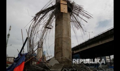 Tiang cetakan pengecoran beton Tol Bekasi-Cawang-Kampung Melayu (Becakayu) yang berada di dekat Gardu Tol Kebon Nanas, Jalan DI Panjaitan, Jakarta Timur, ambruk pada Selasa (20/2) dini hari. Dugaan sementara terjadi karena brecket tember yang kurang kuat. 