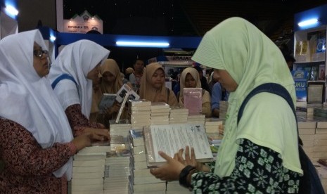 Tiap hari ribuan santri mengunjungi Islamic Book Fair (IBF) 2016 yang digelar di Istora Senayan Jakarta, 26 Februari hingga 6 Maret 2016.