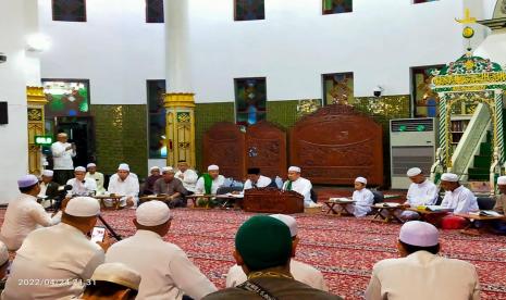 Tiap malam, Paman Birin, sapaan akrab gubernur ini keliling dan mengunjungi berbagai  mushalla, langgar dan masjid secara bergantian.  Ahad (24/4/2022) malam tadi, Paman Birin pun secara khusus mendatangi Masjid Al Karomah Martapura, Kabupaten Banjar.