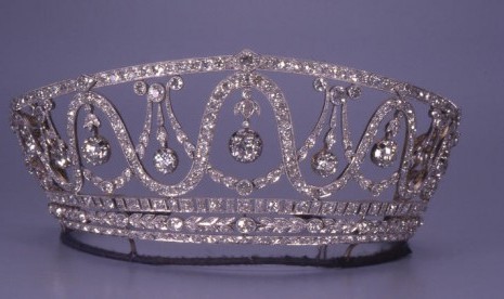 Tiara emas dan platinum dengan 367 berlian ini dicuri dari Badisches Landemuseum di Jerman.