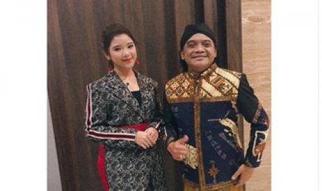 Tiara Idol memajang fotonya bersama almarhum Didi Kempot seraya mengucapkan duka cita atas kepergian maestro campursari tersebut.