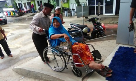 Tidak adanya TPS keliling di RSUD Kabupaten Bekasi menbuat banyak pasien yang tidak dapat menyalurkan hak pilihnya saat Pilkada Bekasi Rabu (15/2)