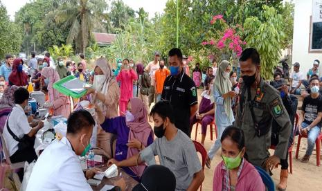 Tidak hanya di tempat pelayanan publik, namun Pemkab Muba juga menyisir aktivitas lainnya di lingkungan masyarakat untuk melakukan percepatan vaksin. Seperti halnya di Kecamatan Bayung Lencir, dimana warga yang sedang menunggu antri mengambil Biaya Langsung Tunai (BLT) disempatkan untuk suntik vaksin bagi yang belum. 