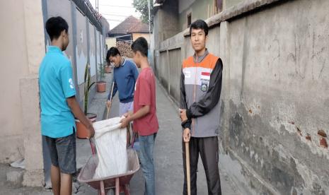 Tidak hanya program ketahanan pangan, Rumah Zakat pun konsisten mengajak masyarakat untuk peduli kebersihan lingkungan. Seperti halnya yang dilakukan oleh Relawan di Desa Berdaya Nyiur Tebel, Kecamatan Sukamulya. Di Desa tersebut, relawan bersama masyarakat secara rutin melakukan kegiatan kebersihan.