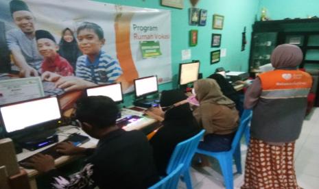 Tidak terasa pelatihan komputer di Rumah Vokasi Angkatan ke-1 sudah sampai ke akhir materi yaitu Microsft Word. Untuk mengetahui sejauh mana pemahaman para peserta pelatihan, maka pengurus Rumah Vokasi memberikan praktik pelatihan dari materi yang sudah disampaikan, Selasa (01/6).