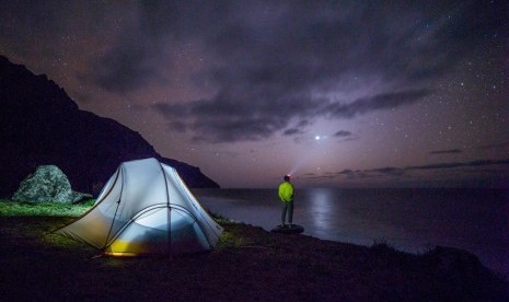 Tidur di tenda