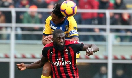 Tiemoue Bakayoko saat memperkuat AC Milan (bawah).