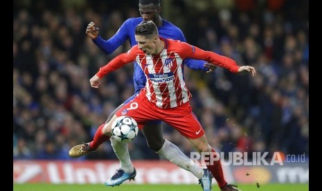 Tiemoue Bakayoko dan Fernando Torres berduel di Stamford Bridge, Rabu (6/12) dini hari.