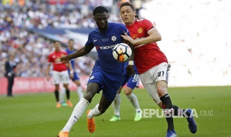 Tiemoue Bakayoko (kiri) dibayangi Nemanja Matic (kanan) pada Laga Final FA Cup antara Chelsea  melawan Manchester United di Wembley Stadium, London