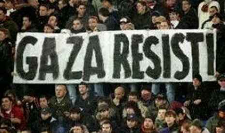 Tifosi Juventus membentangkan spanduk mendukung pejuganan rakyat Palestina di Gaza.