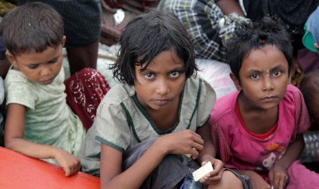 Tiga anak imigran suku Rohingya berada di atas kapal mereka yang terdampar di perairan Desa Simpang Tiga, Kecamatan Julok, Aceh Timur, Aceh, Rabu (20/5). 