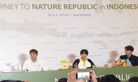 Tiga anggota Exo mengikuti Fan Signing yang digelar Nature Republic di Jakarta, Ahad (26/5)